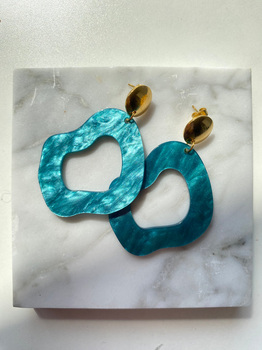 Blue resin oorbellen