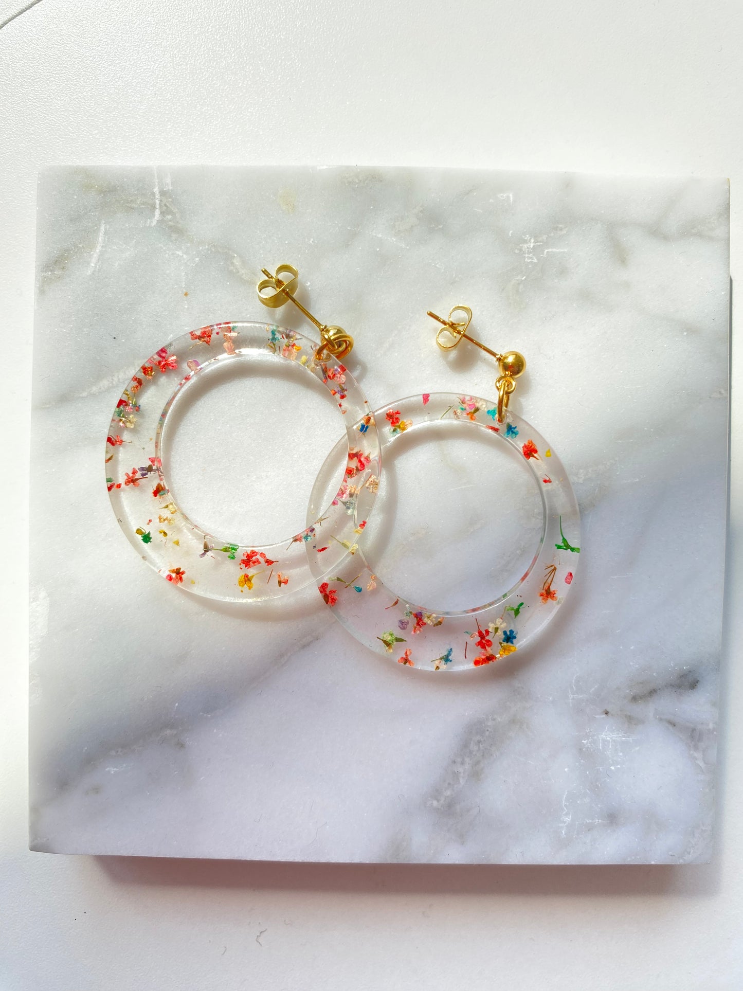 Flower resin oorbellen